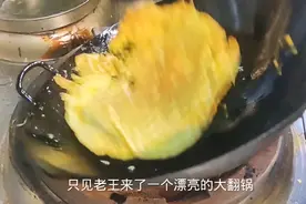 漂亮的服务员请闺蜜吃饭，厨师私自送了一道拿手菜献殷勤，胆真大视频封面