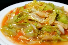 1颗包菜加1个西红柿，简单一炒，好吃下饭，营养又解馋，真香