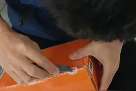 为了避免收到的手机是遭到损坏而退不了货，我们可以这样做视频封面