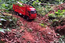 解放百吨王模型，泥地行驶拉那么重 还是如履平地一样视频封面