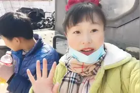 儿子不起床，小伙伴掀被走光，小六一旁大笑，孩子知道儿大避母了视频封面