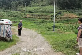 又是难舍难分的时刻，爷爷望着孙女渐渐远去的车子迟迟不肯回头视频封面