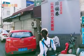 走进常州戚墅堰街道牌楼巷，这里的店铺大多是远近闻名的老字号。视频封面