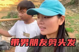 菲菲去年拉老哥去剪头发，今年拉的却是男朋友，剪了之后精神不少