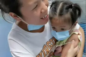 黄皮带5岁女儿打乙肝加强针，她一声都没有哭，太勇敢了视频封面