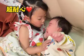 千千学着妈妈的样子，哄四个月的万万妹妹，小大人的模样超暖心视频封面