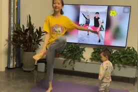 姐姐跳操减肥，弟弟也跟着学，被姐姐嫌弃……😄视频封面