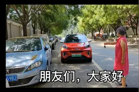 北京某医院门口堵车，老太太驾车不顾后面疯狂鸣喇叭，礼让行人视频封面