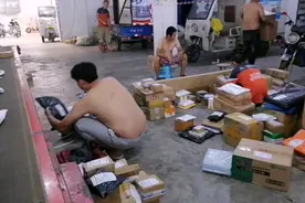 快递哥的日常，找不到人又叫灵活的胖子派件了，几个都不愿派申通视频封面