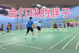 胖小伙羽毛球打得行云流水，比赛时候场边围满了粉丝视频封面