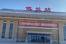 网上农民工坐火车工具不让带上车引争议，我来车站看看，能不能上视频封面