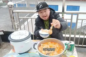 大年初四用吃剩的火锅汤，放一包鸡腿，再炖俩土豆，又是一餐饭视频封面