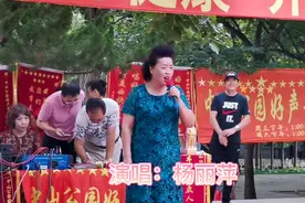 大连美女杨丽萍中山公园唱红歌，掌声阵阵，太好听了！视频封面