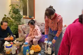 瑶瑶曾被嘲笑又胖又丑，自卑的她经常掉泪，小菲安慰说瘦下来真俊视频封面
