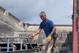 开货车来拉砖，这个小砖厂生意不错，一块水泥砖3毛价格高吗？视频封面