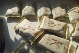 谁说每平方100的地板不如500的地板，实测spc地板优点其实很多！视频封面