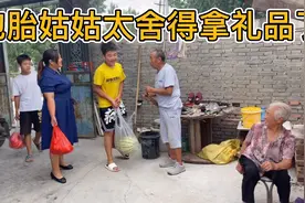 三胞胎三姑姑来娘家太舍得拿礼品了，见到老妈老爸太高兴了视频封面