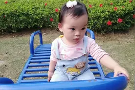 一岁的小朋友教小朋友如何安全上下楼梯！安全系数一百分！