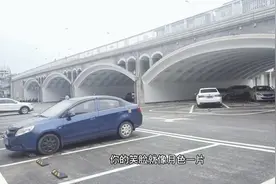 岳阳市巴陵大桥下面貌焕然一新，商铺拆除，新增停车位314个。视频封面