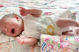 出生二十多天的孩子总是哭闹，抱起来就没事了视频封面