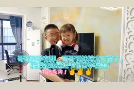 哥哥不舍妹妹，把妹妹装进书包一起去上学！视频封面