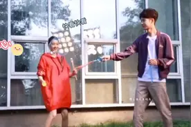 王一博&关晓彤早期甜蜜互动画面甜美，一博当年应该是有心动吧？视频封面