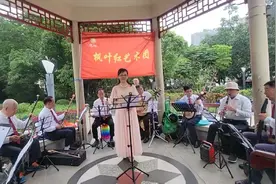 《春天的故事》演唱者:彭老师视频封面