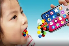 聪明的小萝莉制作彩色巧克力豆，还帮助了妈妈
