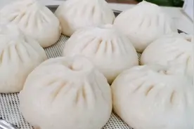 家庭版大肉包子要想好吃，和面和调馅最关键，皮软馅嫩，抱团多汁视频封面