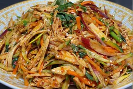 厨师长教你凉拌鸡胸肉的家常做法，步骤详细，香辣开胃下酒又下饭视频封面