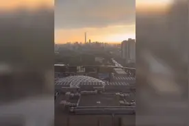 天津117大厦遭雷劈了，而且还连着劈了两次！