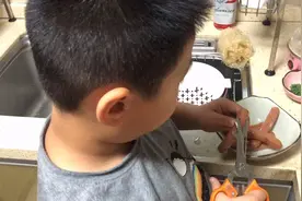 福建疫情孩子停课在家，闲到自己动手炸香肠，二年级小学生不错！视频封面