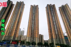 重庆70层摩天住宅楼，网友家住55层视野无敌，入住半年肠子悔青！视频封面