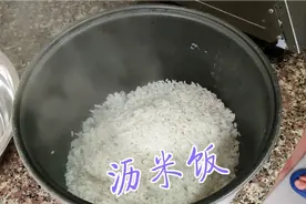 九哥用电饭锅蒸沥米饭，不知道怎么操作的，赶紧来学习一下！视频封面