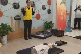 成人心肺复苏现场教学视频封面