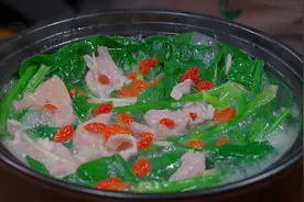 天热就要吃清淡，这样做的菠菜猪肝汤，猪肝滑嫩不腥，汤汁鲜美