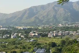 香港新界，大片土地都属于原居民，或者当年政 府贱卖给了地产商视频封面