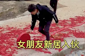 女朋友家新居入伙，奶奶穿长裙丝袜去喝喜酒视频封面