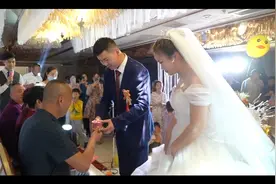 实拍安徽婚礼，新人向双方父母敬茶现场，红包一般包多大合适视频封面