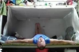 五十四岁泥水工老小伙专业按摩研究生老师说吊脖子对颈椎病大好处