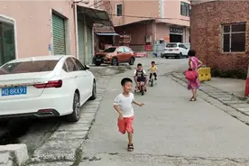 三少年骑自行车比赛视频封面