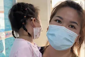 闺女耳朵又痒又臭，赶紧带医院去做检查，医生的话让夫妻俩很尴尬视频封面