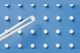 奥美拉唑餐前吃还是餐后吃？需要多喝水吗？需要吃多久？视频封面