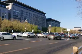 清晨的长安街，车水马龙，站在路边还能车上的熟人，招招手问好！视频封面