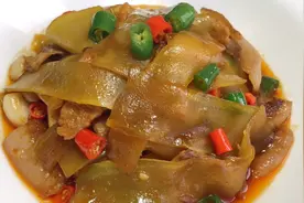 厨师长教你小炒莴笋的家常做法，步骤详细，香辣入味下酒又下饭视频封面