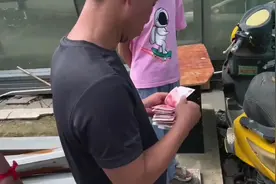 河南郑州，一群人拦住婚车，要10条中华烟，最后新郎给了5000块钱视频封面