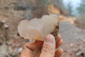 走进商洛紫绿玛瑙发源地，也叫五彩玉石，随便捡几块都那么漂亮视频封面