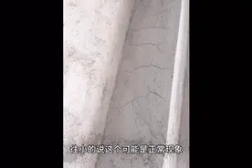 这些墙面抹灰开裂现象正常吗？是否要处理？