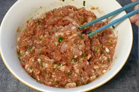 调馄饨馅好吃有诀窍，教你饭店不外传的配方，鲜嫩多汁，不腥不柴