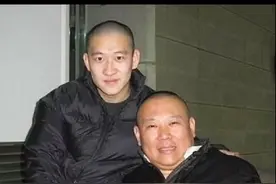 曹云金面相美人尖冲克印堂，心性不定亦有奔波劳顿的命理表现。目视频封面